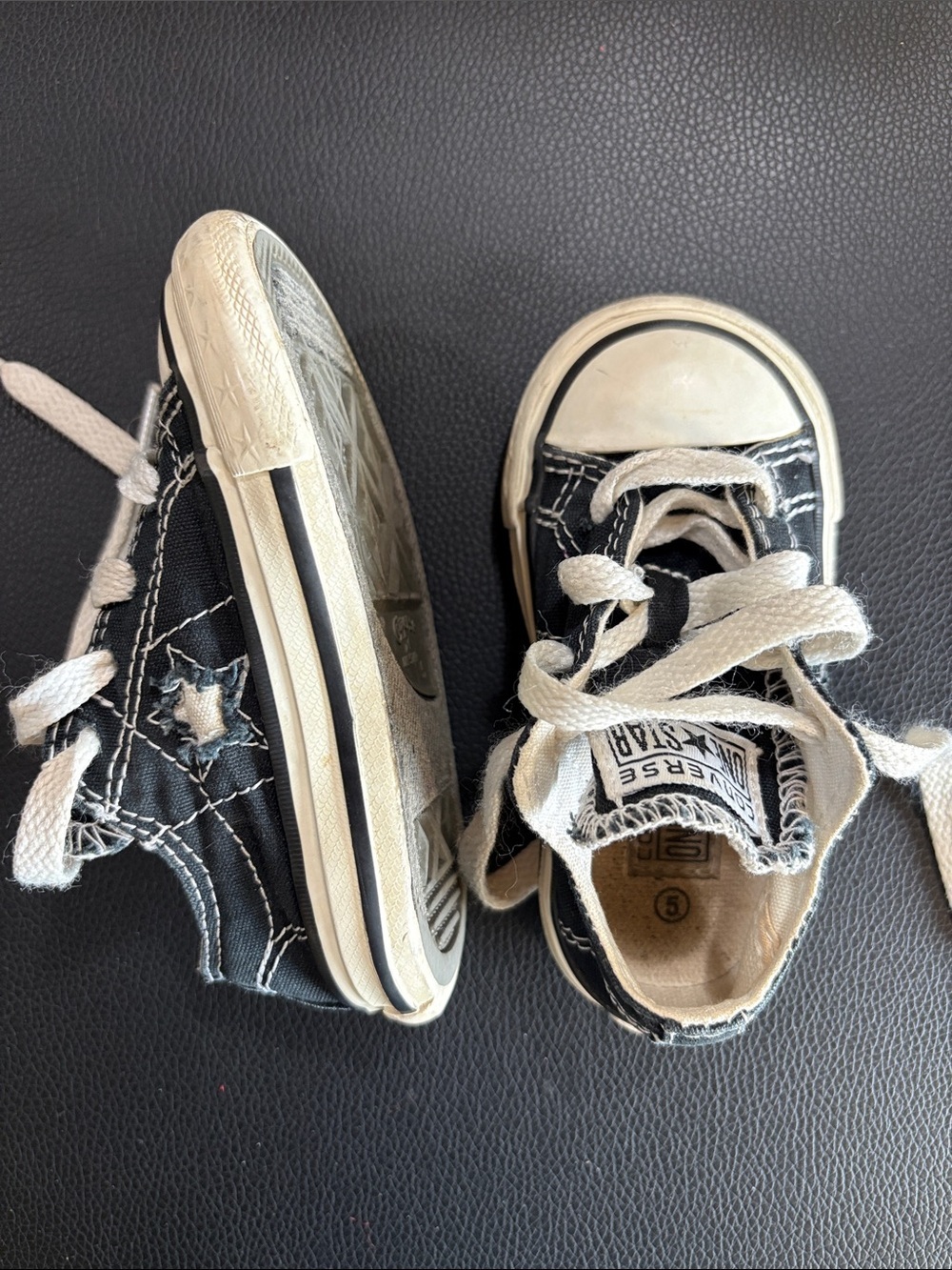 Converse toddler size 5 Black and White Kids Low-Top Canvas Sneakers
